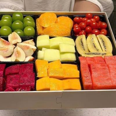Hộp táo NZl kèm hoa tươi